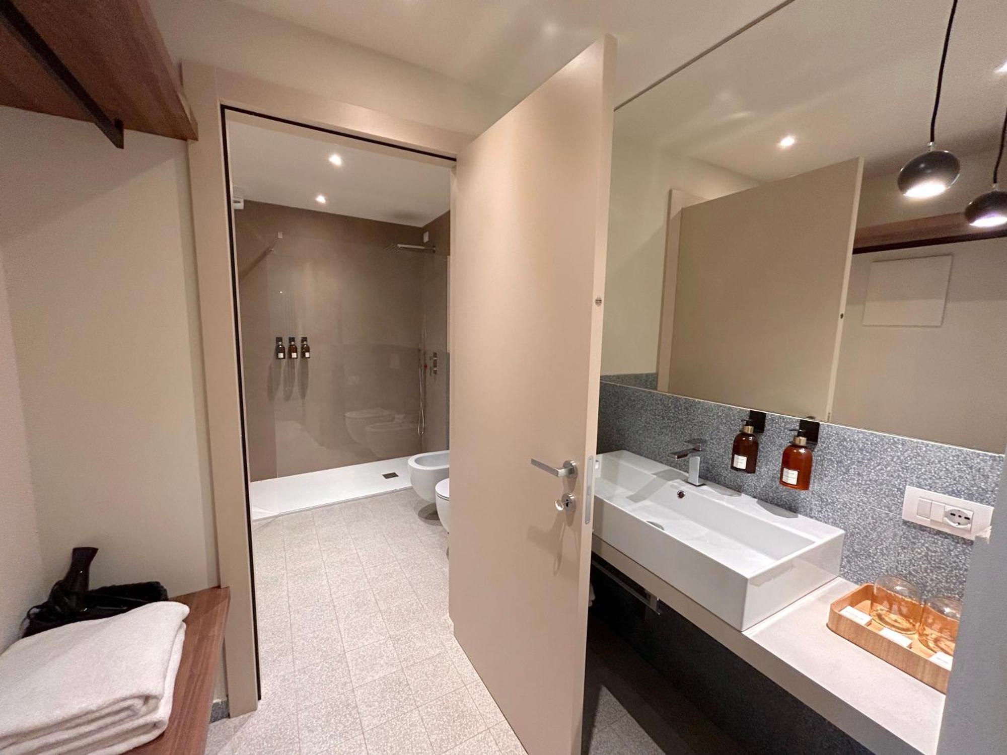 The Lake Suites Com - Luxury Stay In Λατζίζε Εξωτερικό φωτογραφία