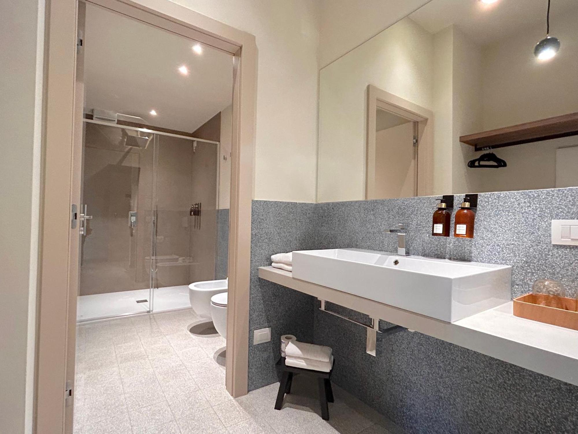 The Lake Suites Com - Luxury Stay In Λατζίζε Εξωτερικό φωτογραφία