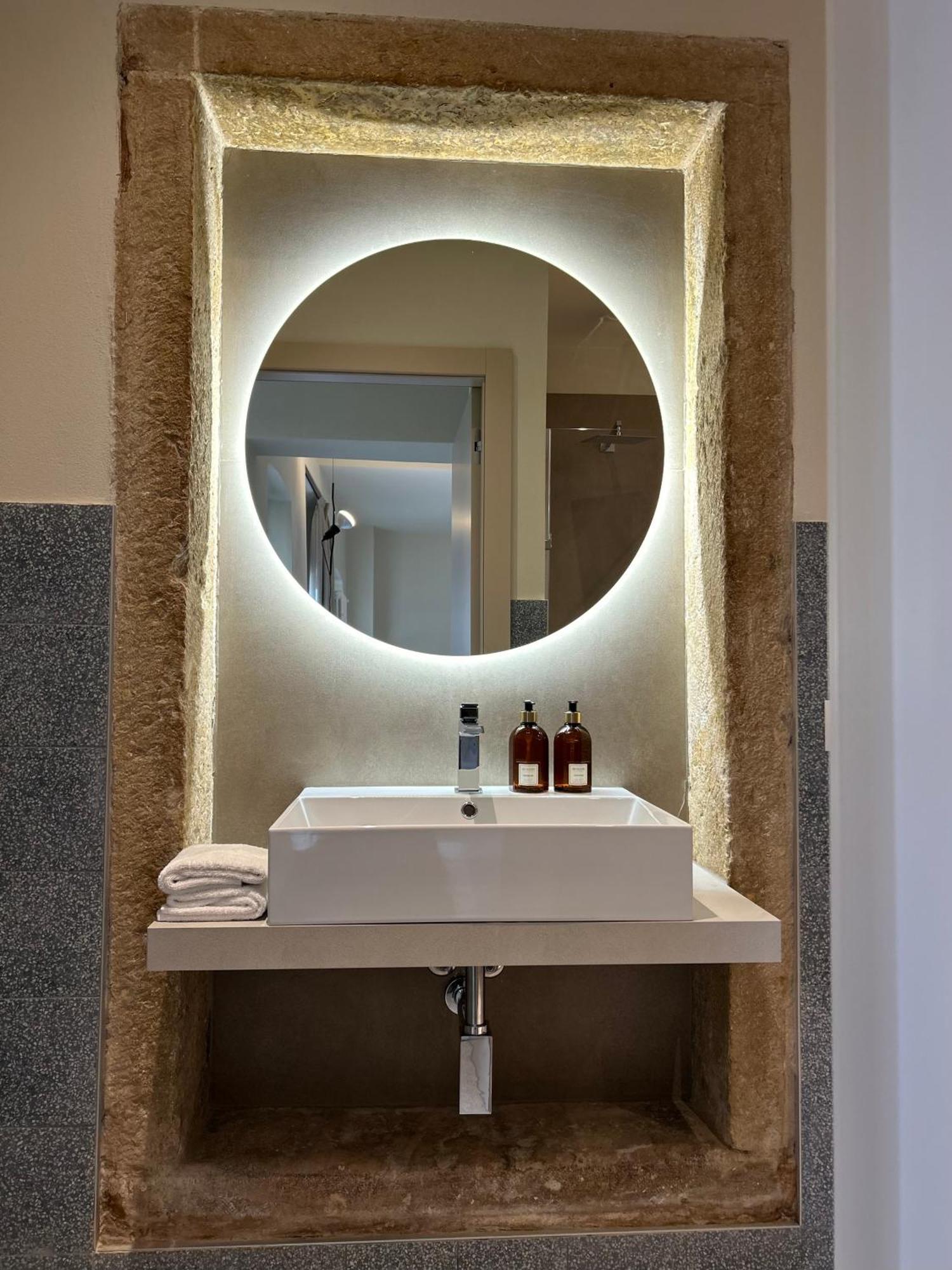 The Lake Suites Com - Luxury Stay In Λατζίζε Εξωτερικό φωτογραφία