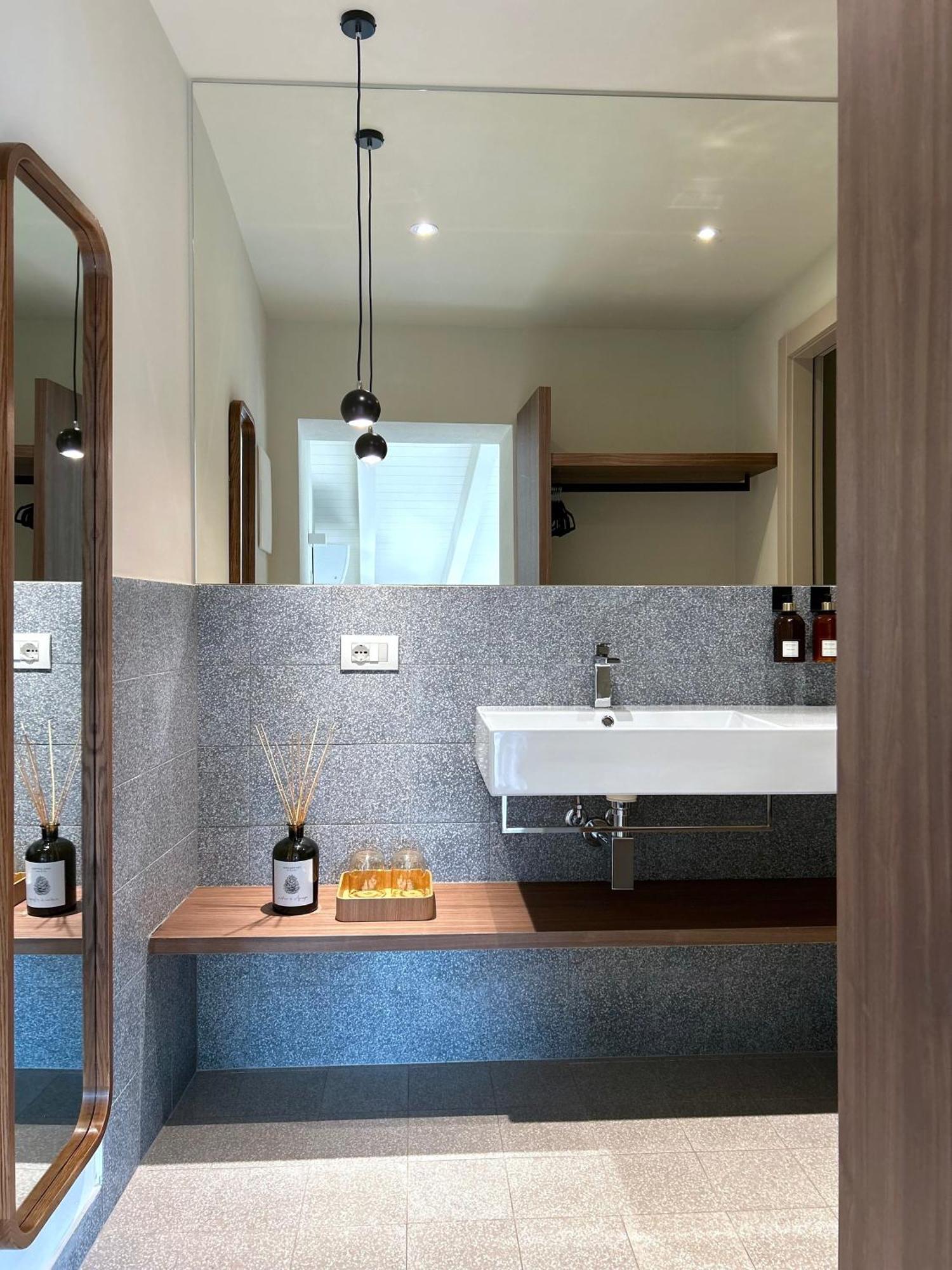 The Lake Suites Com - Luxury Stay In Λατζίζε Εξωτερικό φωτογραφία